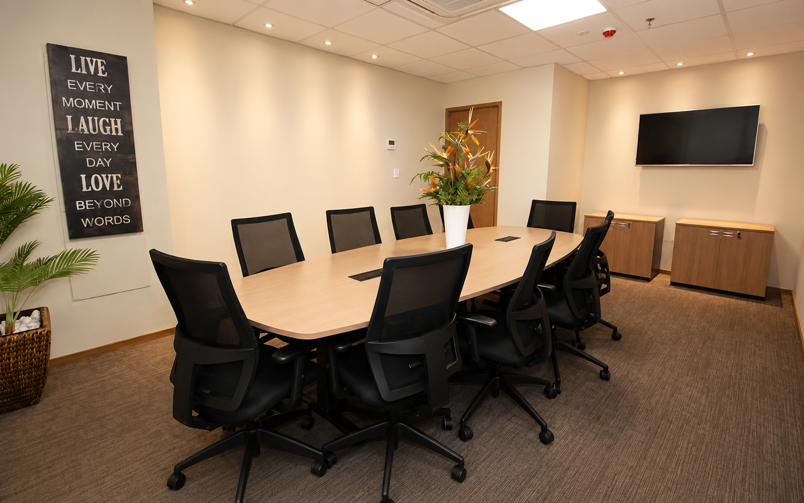 Sala de reunião executiva do escritório Santiago Advogados Associados